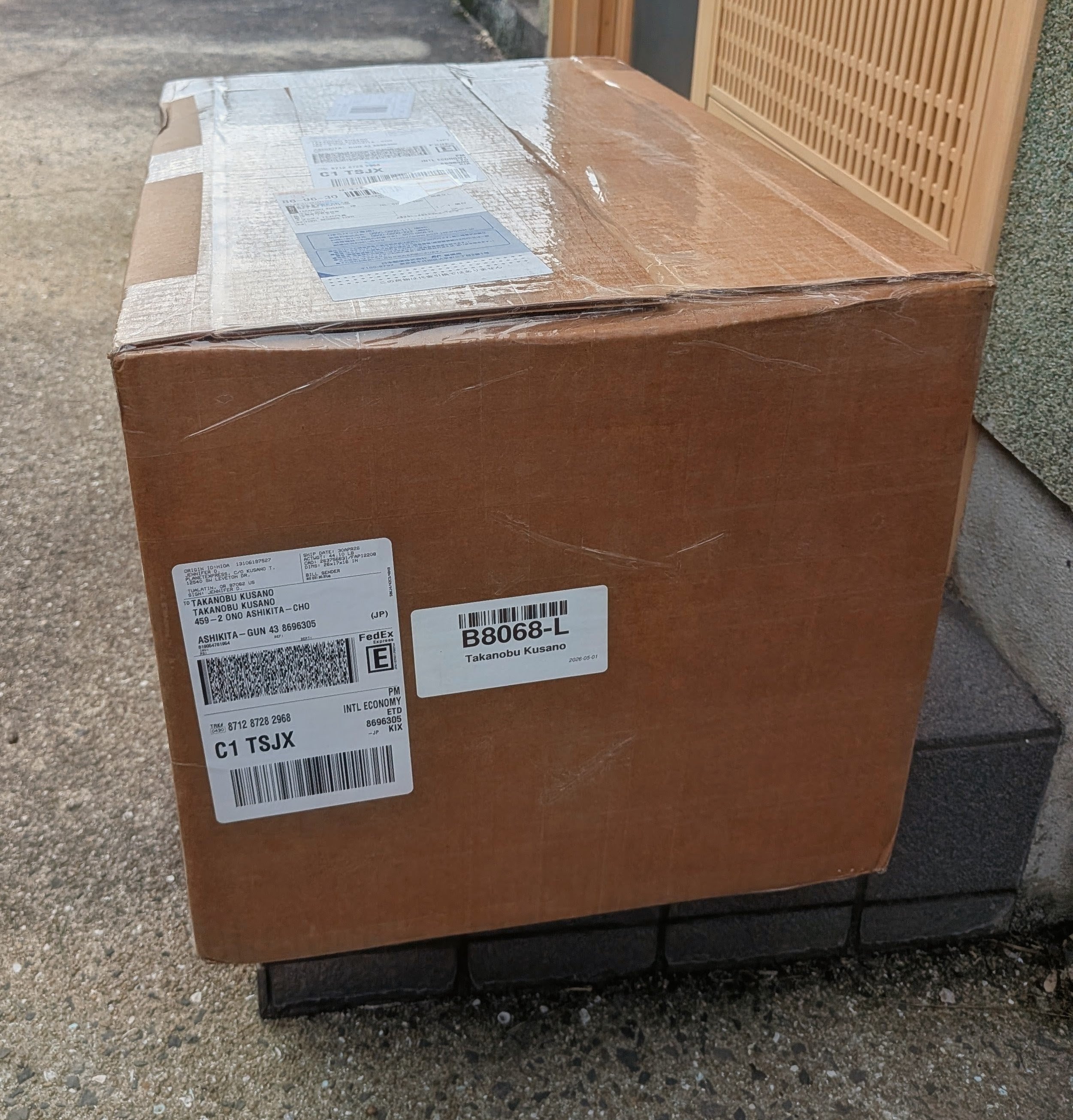 オレゴンから届いた段ボール — ebullition / 20 Buck Spin / Closed Casket