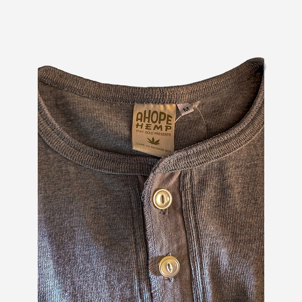A HOPE HEMP ヘンリーネックのボタンと首元