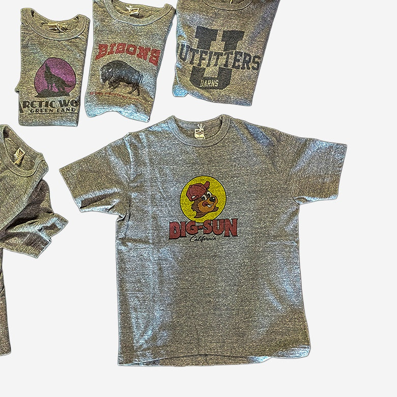 BARNS OUTFITTERS TSURI-AMI プリントTシャツ - ALBUM RICE