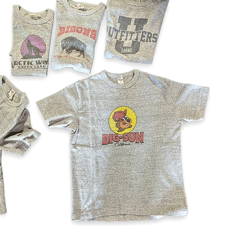 BARNS OUTFITTERS TSURI-AMI プリントTシャツ