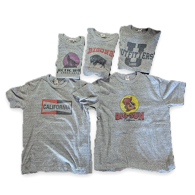 BARNS OUTFITTERS TSURI-AMI プリントTシャツ