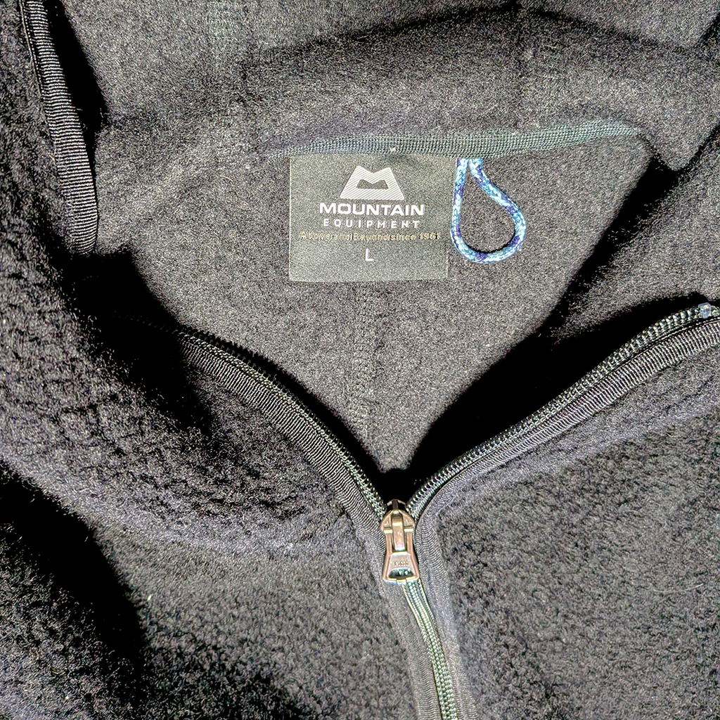 MOUNTAIN EQUIPMENT（マウンテンイクイップメント）  ボアフリース フーディジャケット／ブラック × グレー補強パネル