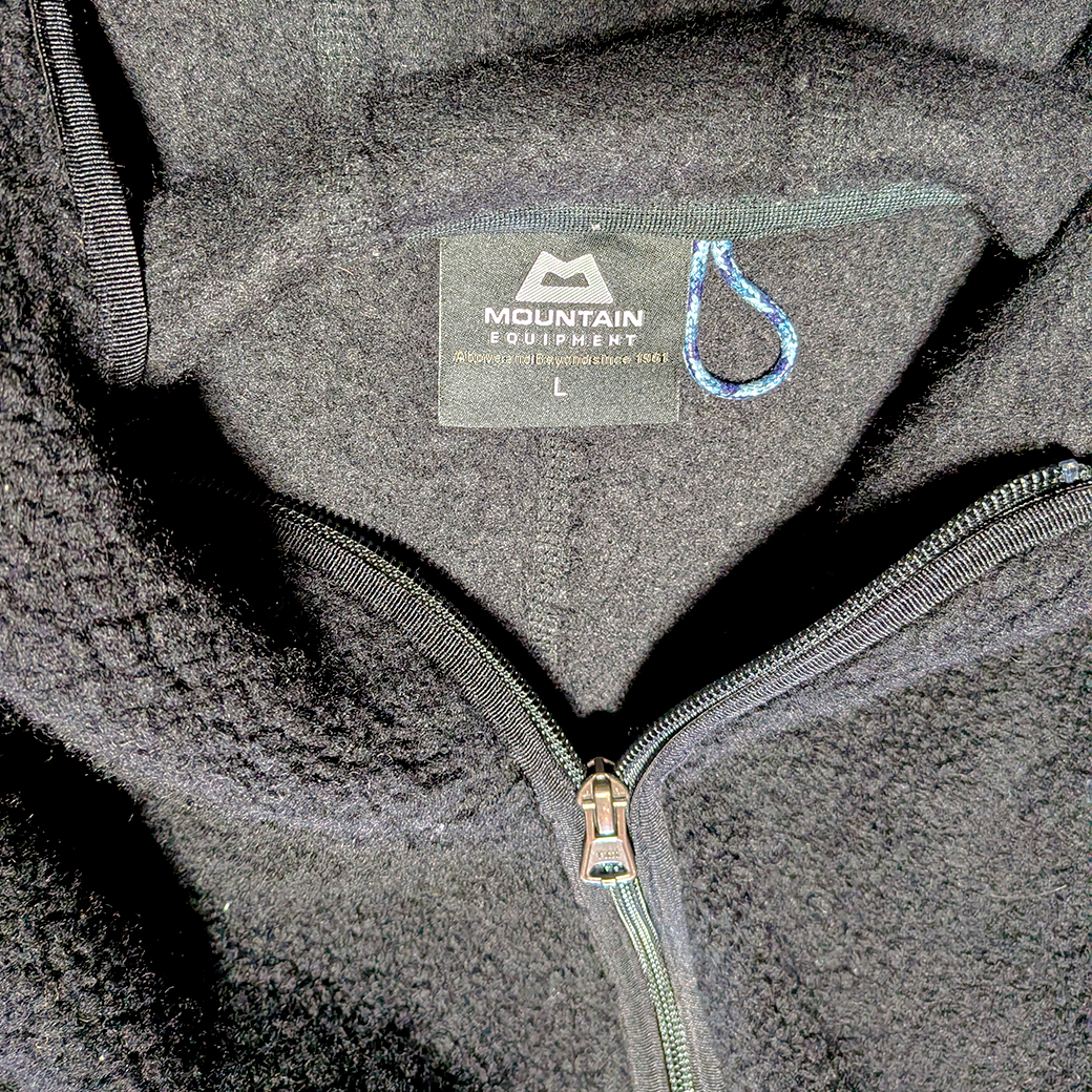 MOUNTAIN EQUIPMENT（マウンテンイクイップメント）  ボアフリース フーディジャケット／ブラック × グレー補強パネル