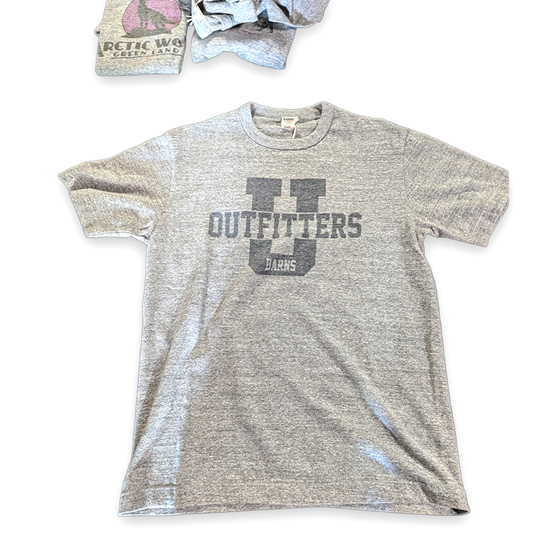 BARNS OUTFITTERS TSURI-AMI プリントTシャツ