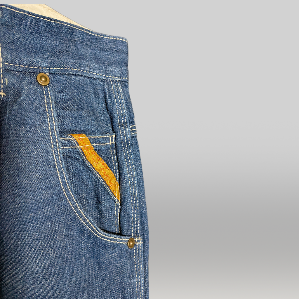 フロントポケットのオレンジテープディテール