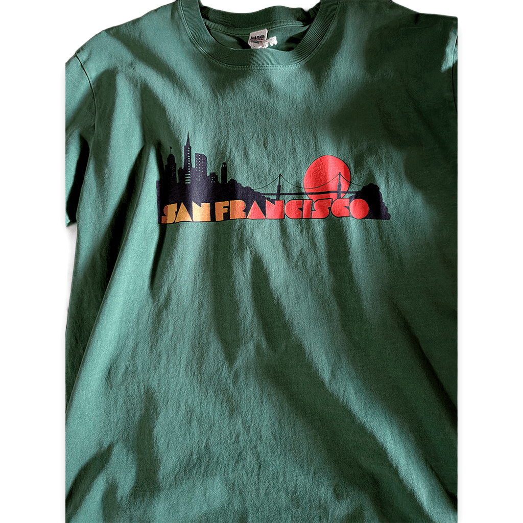 BARNS OUTFITTERS / サンフランシスコプリント 古着風ロングスリーブTシャツ グリーン シャツ - ALBUM RICEシャツ