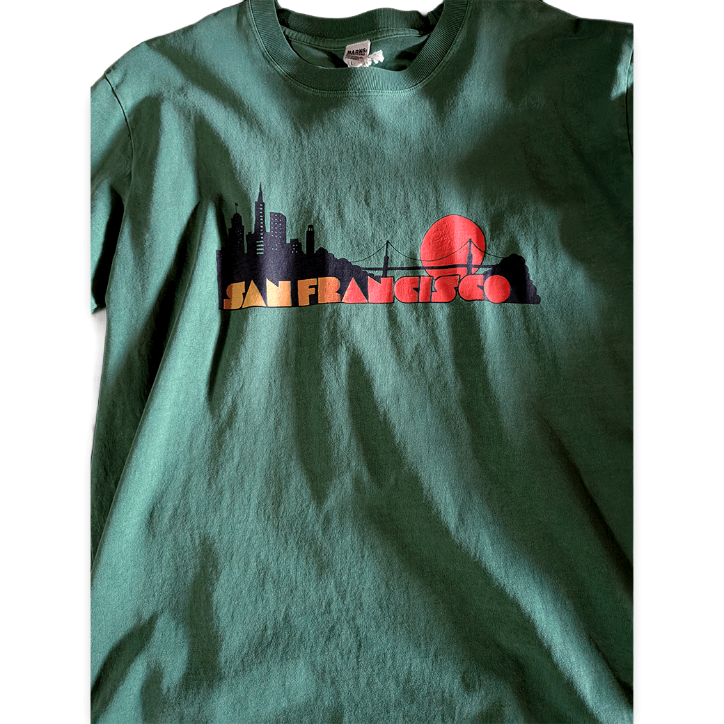 BARNS OUTFITTERS / サンフランシスコプリント 古着風ロングスリーブTシャツ グリーン シャツ - ALBUM RICEシャツ