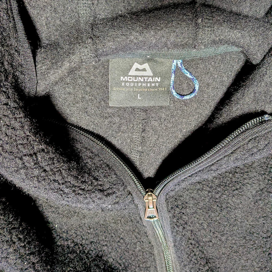 MOUNTAIN EQUIPMENT（マウンテンイクイップメント） ボアフリース フーディジャケット／ブラック × グレー補強パネル - ALBUM RICE